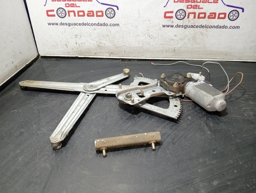 [208093] ELEVALUNAS DELANTERO DERECHO